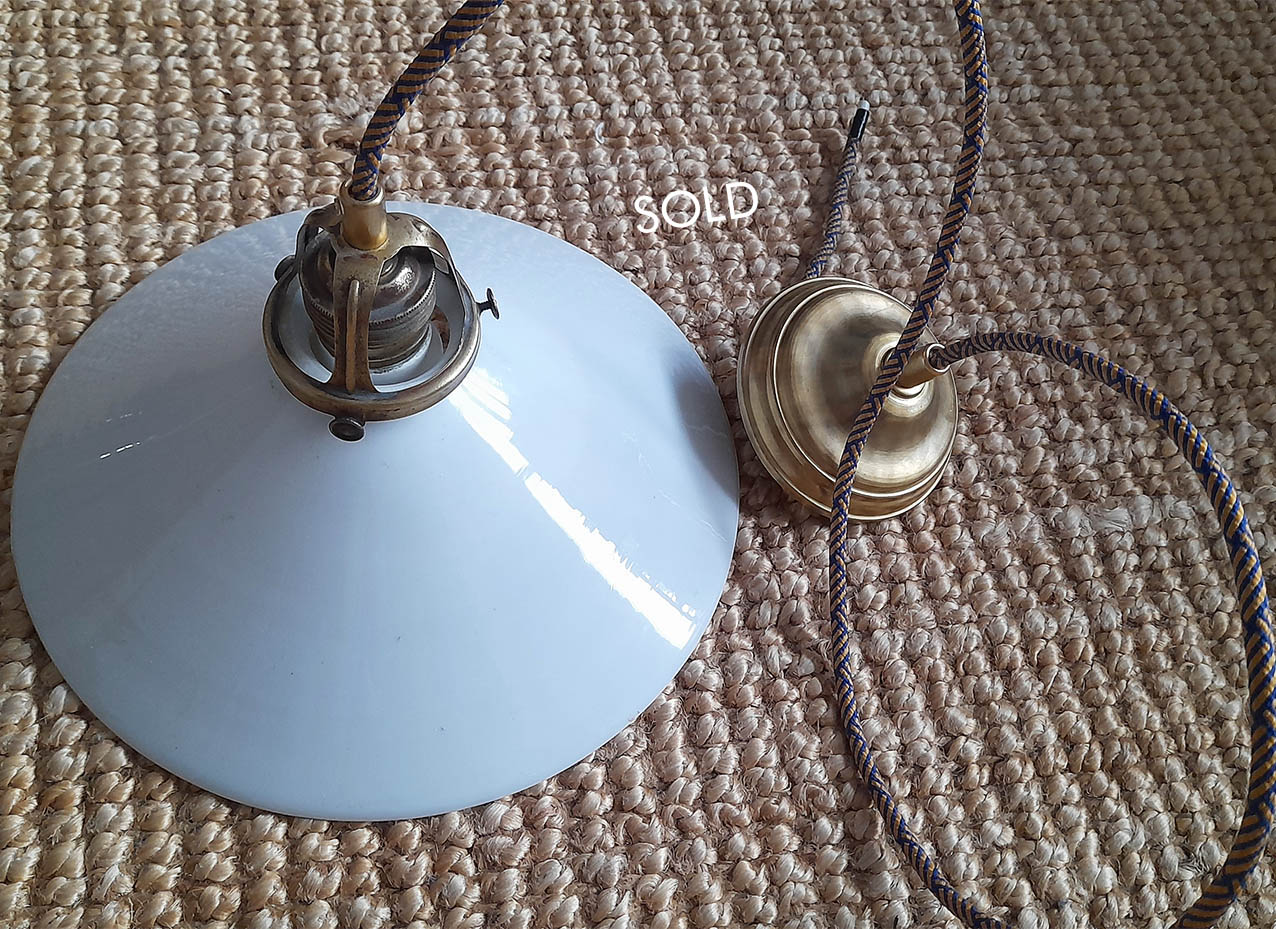 stara lampa wisząca nad stół